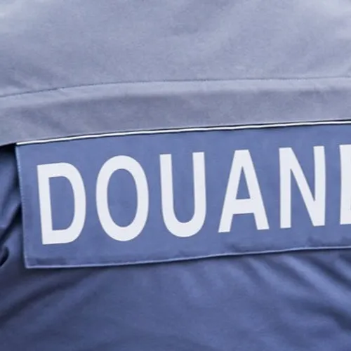 Il avait dissimulé 195 paquets de cigarettes dans son pantalon et...