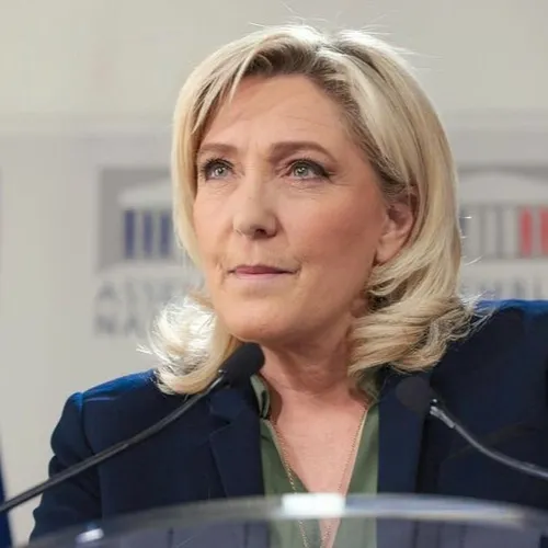 19/09/23 : Election présidentielle 2027 : Marine Le Pen se voit...