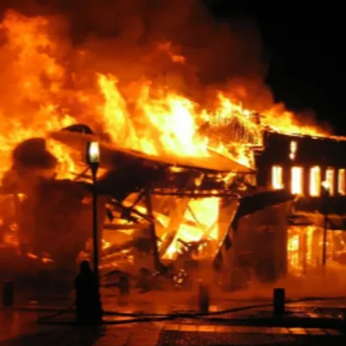 Un incendie majeur ravage complètement un refuge de ski désaffecté...