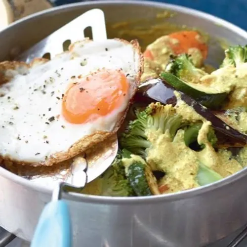 Légumes au curry et œuf au plat