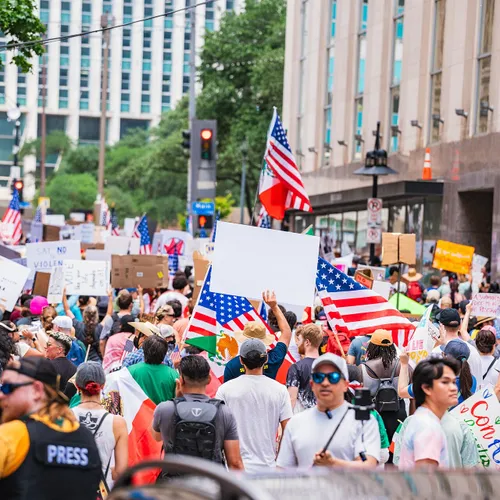 Manifestations “No Kings” aux États-Unis : contestation contre...