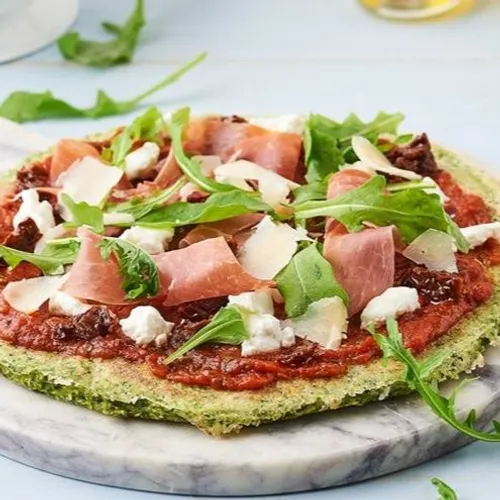 Pizza healthy: pâte au brocoli, ricotta et jambon cru