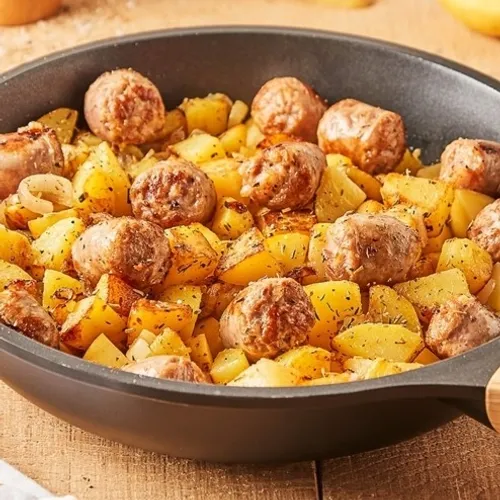 Poêlée de pommes de terre et saucisses grillées