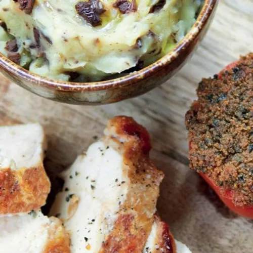 Poulet mariné au romarin, purée et tomates à la provençale