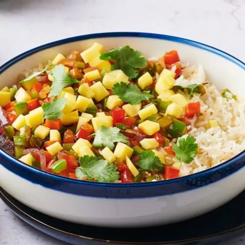 Wok aux légumes sautés et mangue fraîche