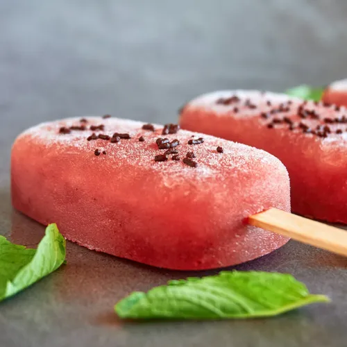Bâtonnets glacés aux fruits rouges et purée d'amande