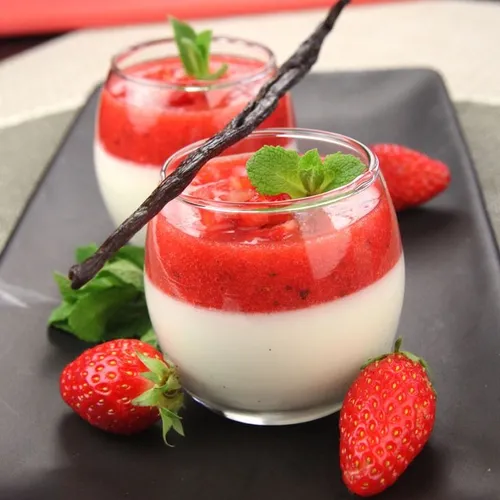 Panna cotta aux asperges et chutney de fraises
