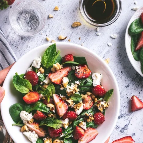 Salade de mâche, fraises, noix, féta, menthe