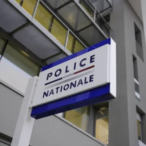 Attaque au couteau contre 3 policiers derrière le commissariat de...