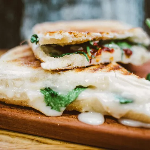 Sandwich au pesto d’épinards maison et poulet