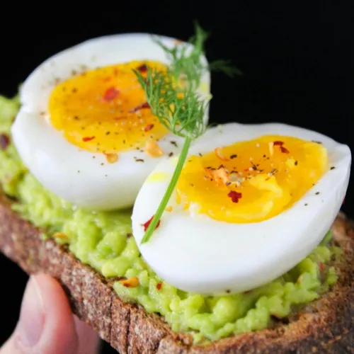 Toast à l'avocat et œuf mollet