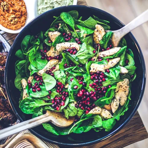 Salade d'épinards et blancs de poulets marinés