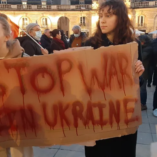Rassemblement contre la guerre en Ukraine place de la Libération 