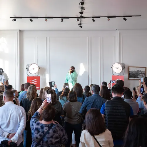 Gims en showcase privé Vibration à l'office du tourisme d'Orléans