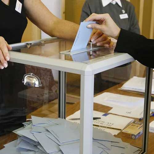 Présidentielle : taux de participation en baisse à midi