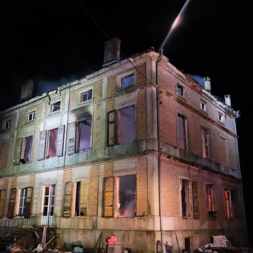 Un manoir ravagé par les flammes 