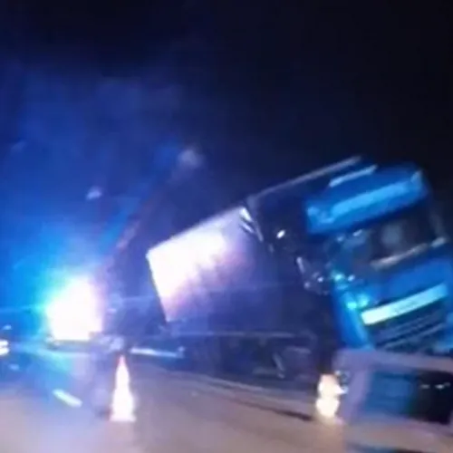 Ivre, le conducteur d'un camion prend la rocade à contresens