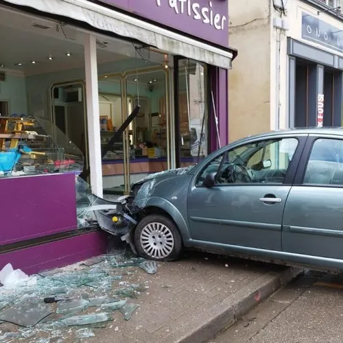 La voiture fonce dans la vitrine d'une boulangerie
