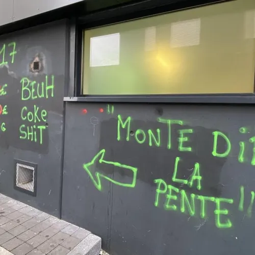 Les produits et prix des dealers tagués sur un mur