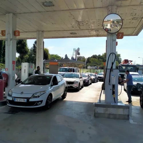 Pénurie d'essence : des files prioritaires dans certaines...