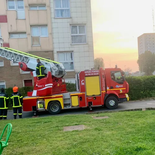 Une cuisine ravagée par les flammes à Calais ce samedi soir