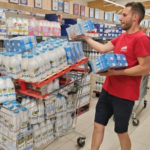 Hazebrouck : deux caddies de briques de lait retirés des rayons à...