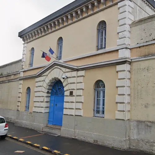 Dunkerque : des tirs de feux d’artifice devant la prison pour fêter...