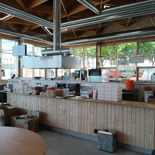 4 Le Comptoir à gaufres aussi a encore quelques cartons à décharger, avant l'inauguration.
