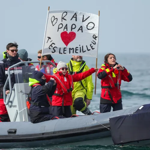 Les filles de Fabrice Amedeo lui avaient préparer une belle arrivée en mer.