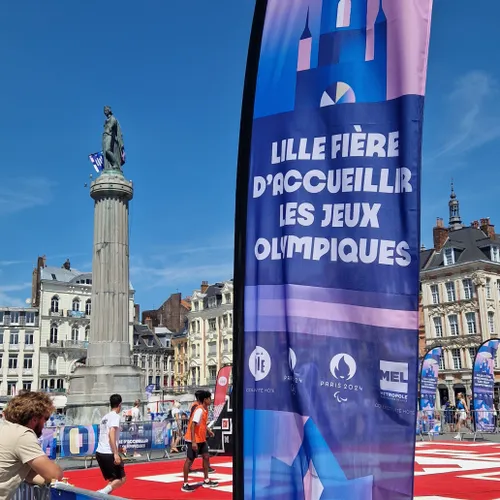 Ambiance sportive et festive au Village Olympique à Lille