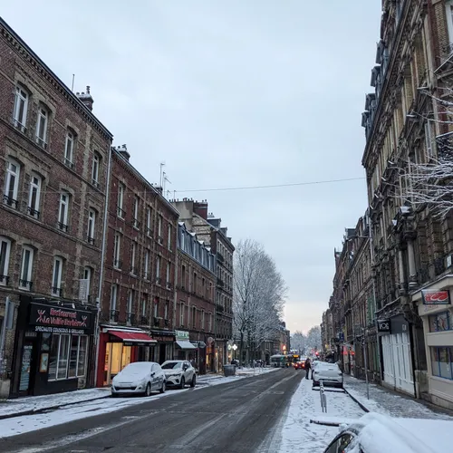 Rouen se réveille sous la neige