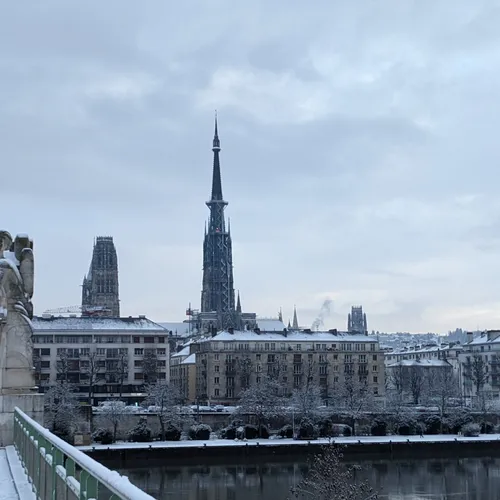 Rouen se réveille sous la neige