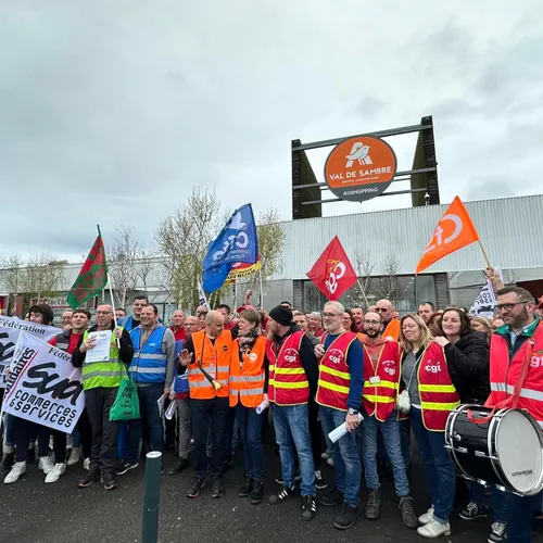 Forte mobilisation d’une centaine de salariés d’Auchan Louvroil