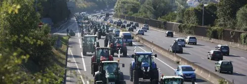 Journal 17h - Les agriculteurs mobilisés sur l'A26 et l'A1, en...