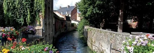 Découvrir les beaux lieux de la région à travers "Le village...