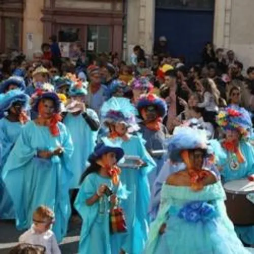 [SORTIES - LOISIRS]: Foule des grands jours au carnaval d'Arles.