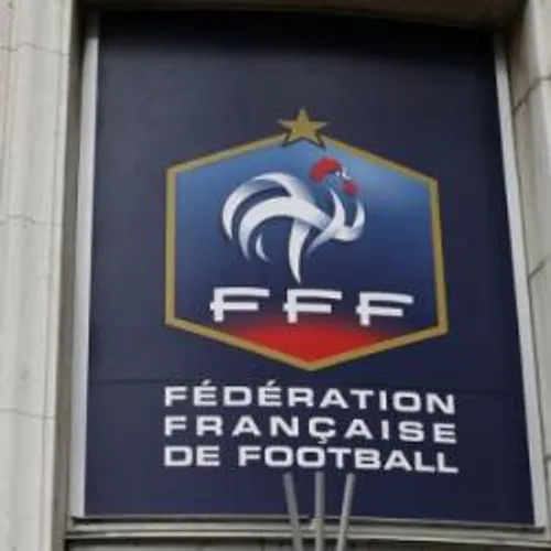 [ SPORT - FOOTBALL ] Football amateur : la FFF stoppe toutes les...
