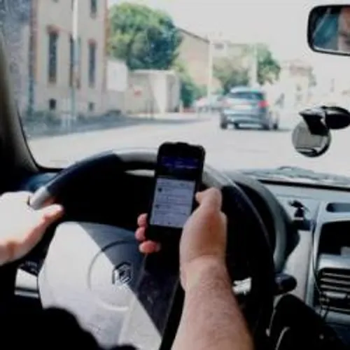 [ SOCIETE/JUSTICE - FRANCE ] Téléphone au volant couplé à une autre...