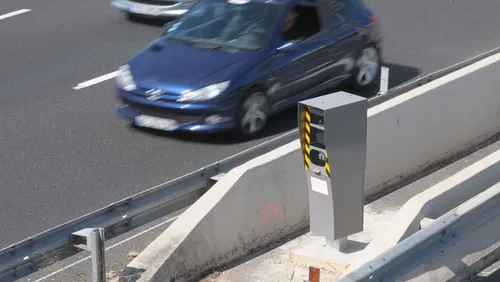 [ CIRCULATION - NIMES ]: SUR LE PERIPH, LE RADAR FLSAHE 300 FOIS...