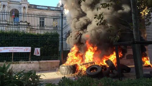 [ ECONOMIE - NIMES ] LES VITICULTEURS MANIFESTENT DEVANT LA...
