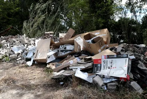 [ ENVIRONNEMENT - MAS THIBERT ] UNE DECHARGE SAUVAGE AU BORD DU RHONE.