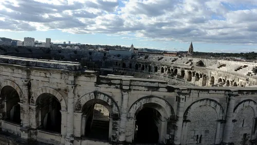 [ PATRIMOINE - NIMES ] "Dans quelle ville sont les arènes de...