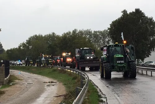 [ACTUALITES]: Arles : une cinquantaine d'agriculteurs ont...
