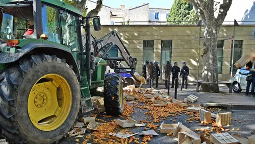 [ACTUALITES]: La grogne des agriculteurs : l'A9 bloquée à Nîmes,...