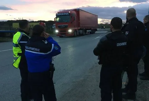 [ GREVE - MIRAMAS ] CLESUD A MIRAMAS, LES ROUTIERS DELOGES PAR LA...