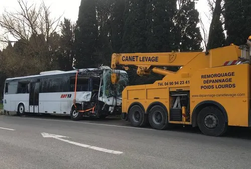 Saint-Rémy-de-Provence : un bus percute un platane sur la D99.