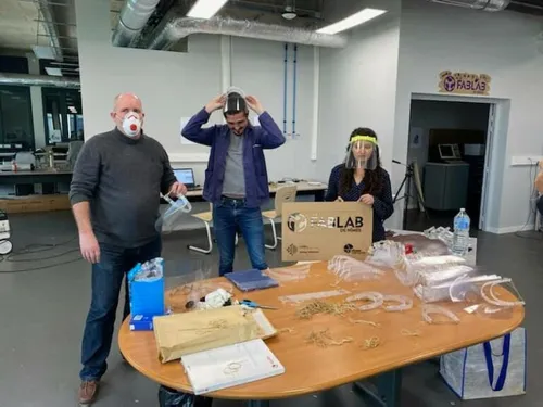 [ SOCIETE - NIMES ]  Le FabLab fabrique des visières de protection...