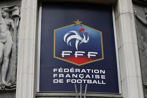 [ SPORT - FOOTBALL ] Football amateur : la FFF stoppe toutes les...