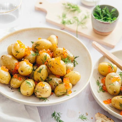 Salade de pommes de terre aux herbes fraîches et aux oeufs de truite