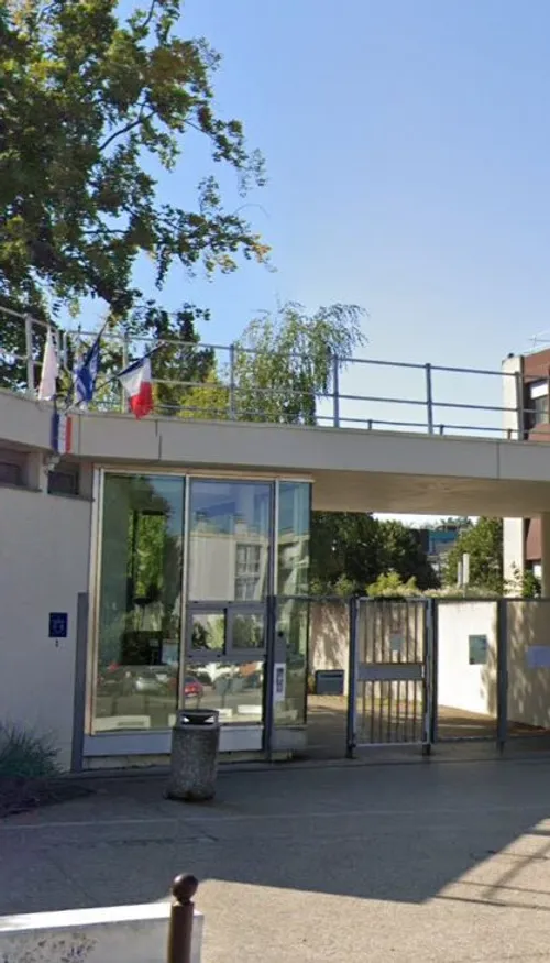 Un adolescent blessé au couteau à Avon